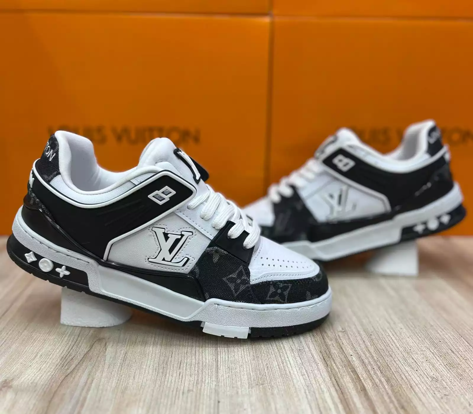 LOUIS VUITTON SİYAH BEYAZ KADIN SPOR AYAKKABI